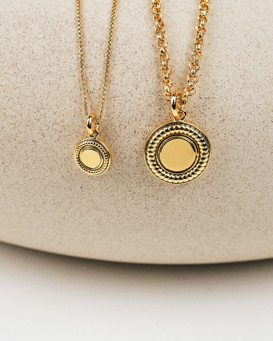 [18K] Austine Gold Mini Medallion Pendant Necklace