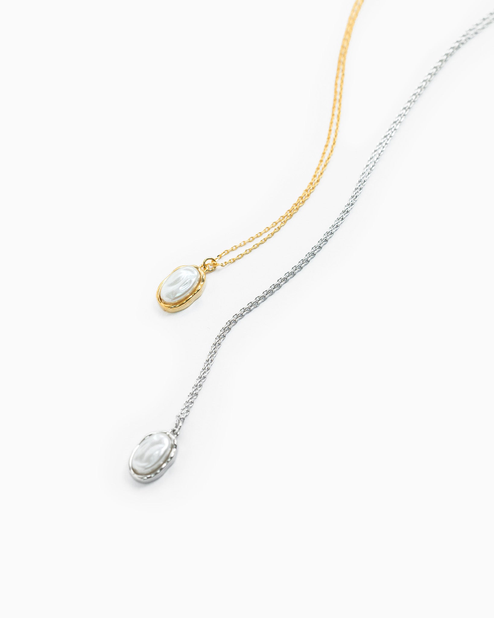 Oval Frame Minimal Pearl Necklace-3