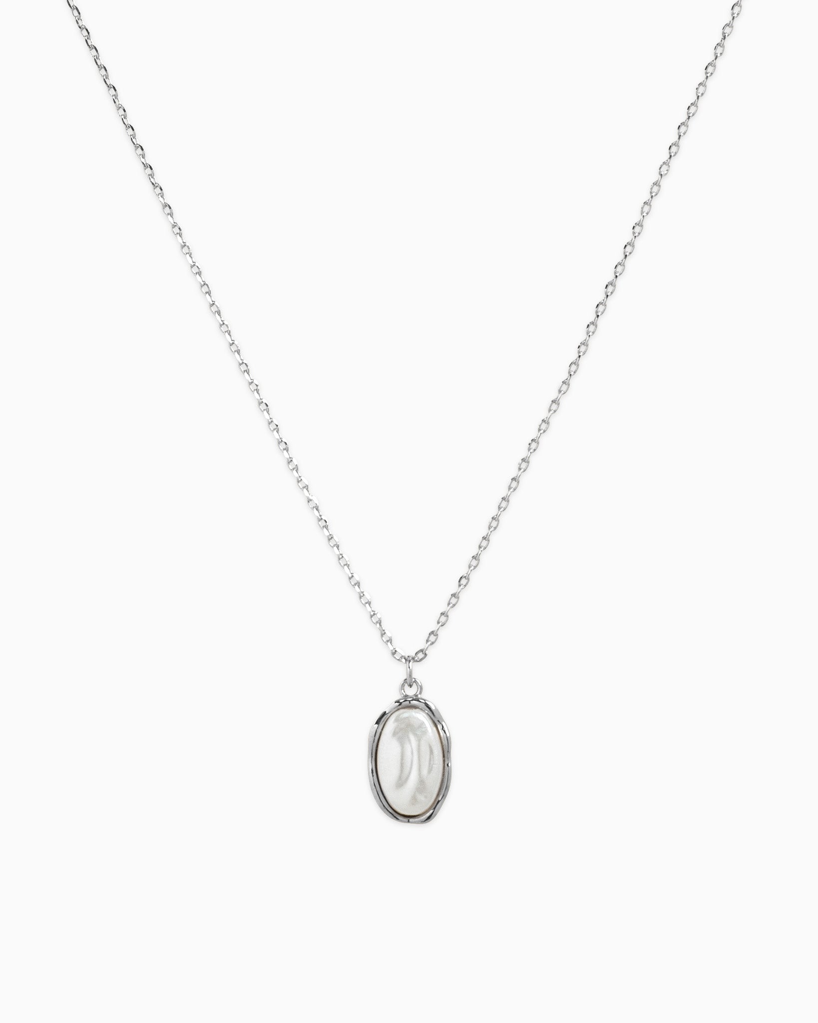 Oval Frame Minimal Pearl Necklace