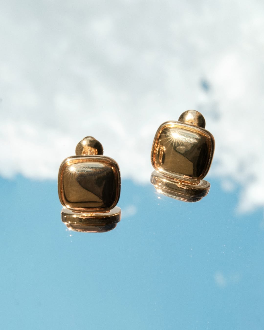[18K] Cara Gold Sculpted Square Stud Earrings
