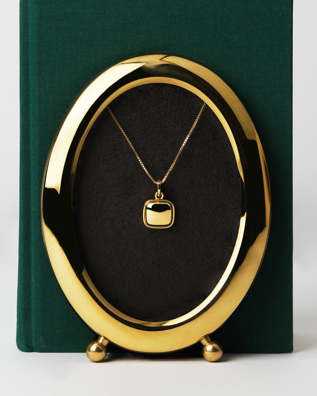 [18K] Cara Gold Sculpted Square Pendant Necklace