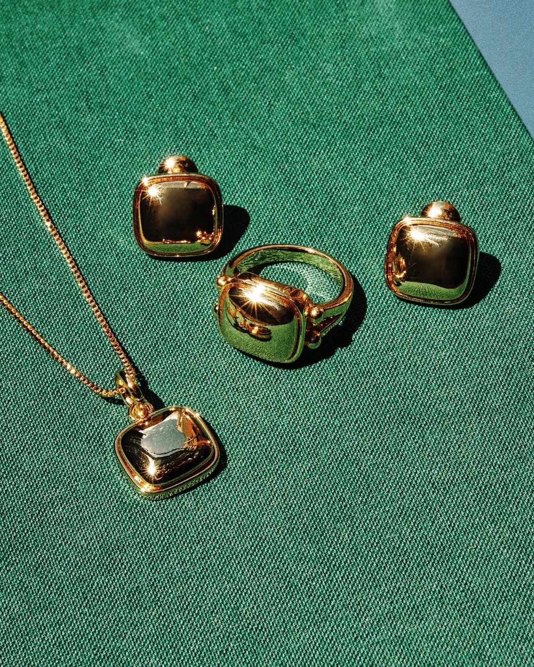 [18K] Cara Gold Sculpted Square Stud Earrings