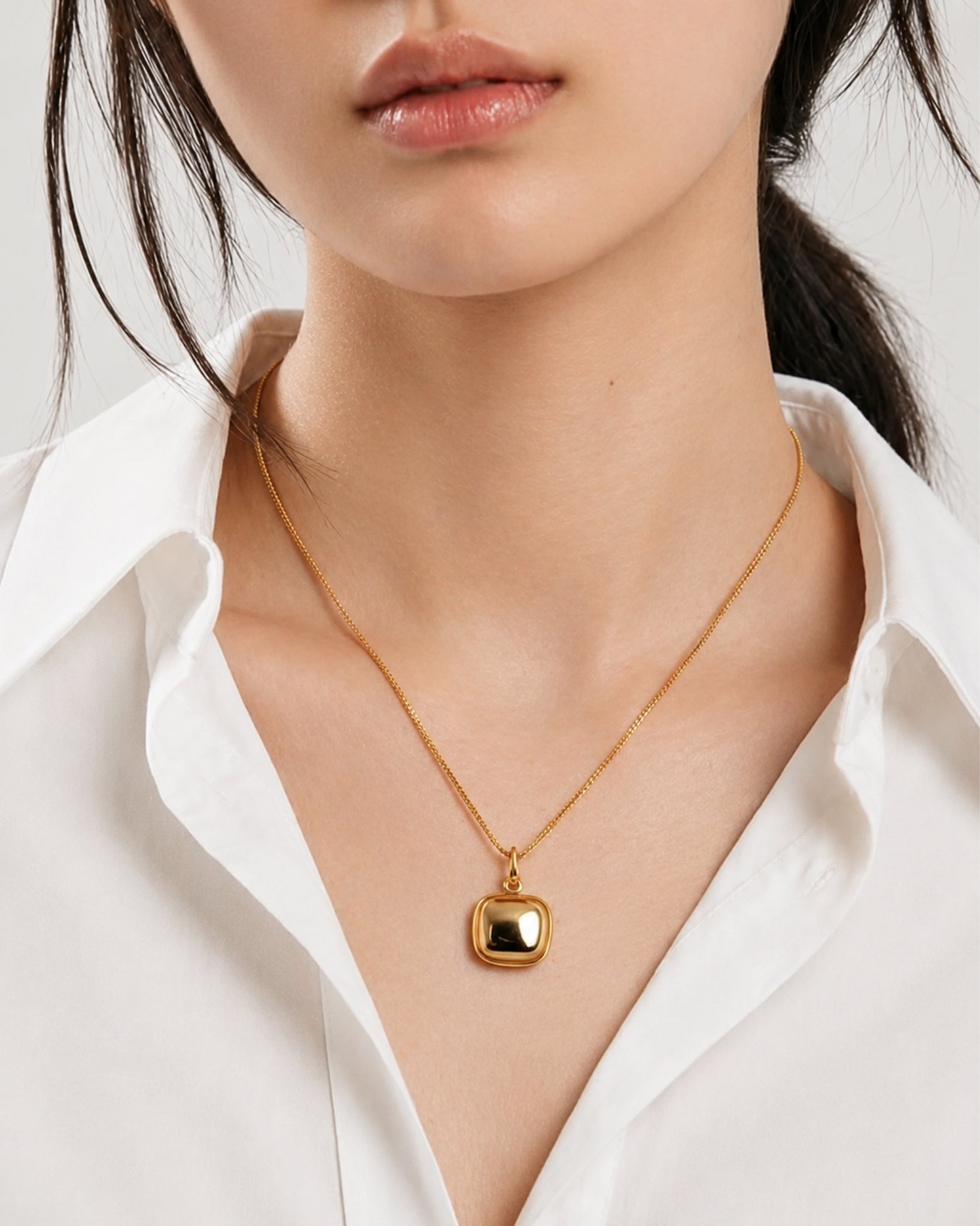 [18K] Cara Gold Sculpted Square Pendant Necklace