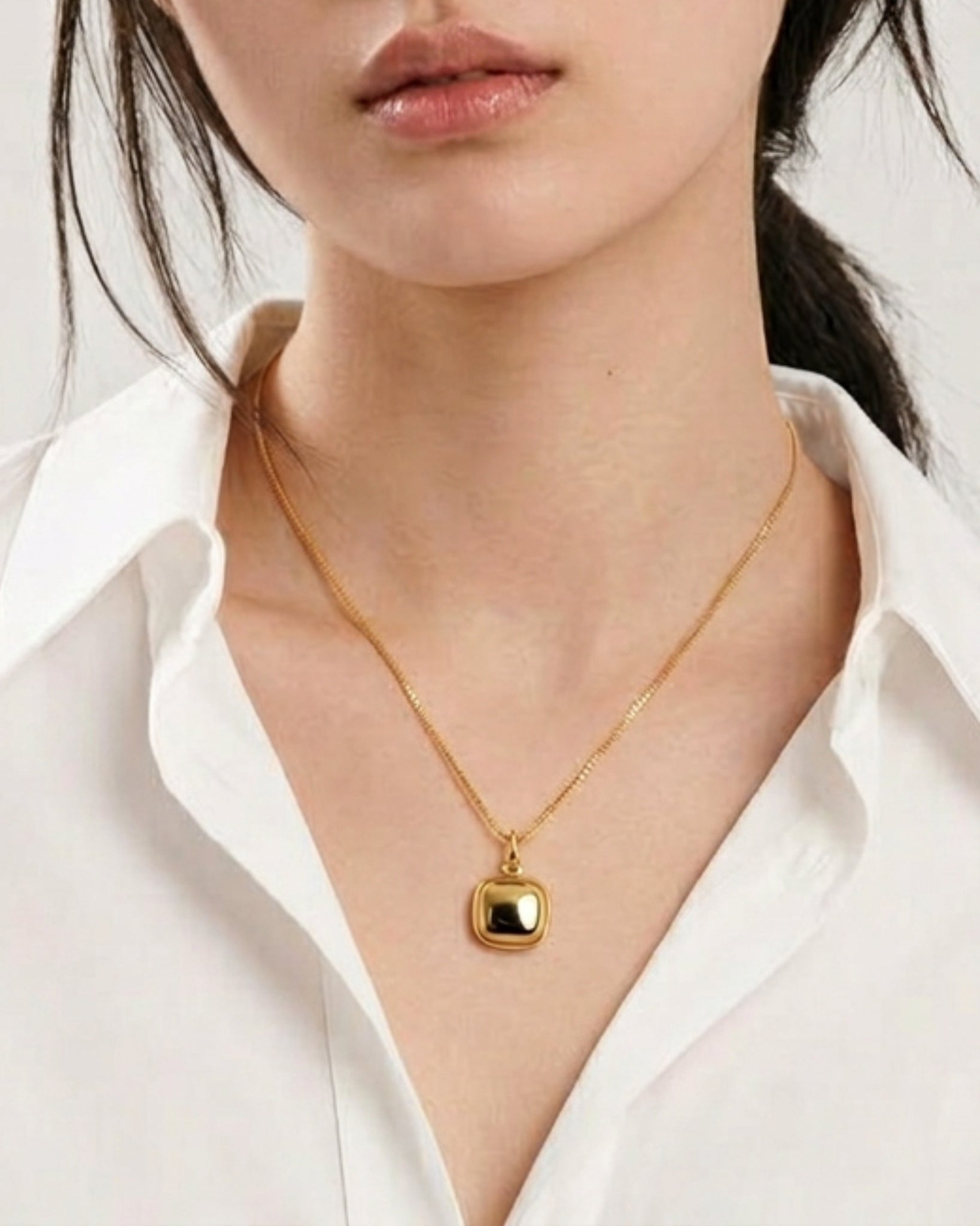 [18K] Cara Gold Sculpted Square Pendant Necklace
