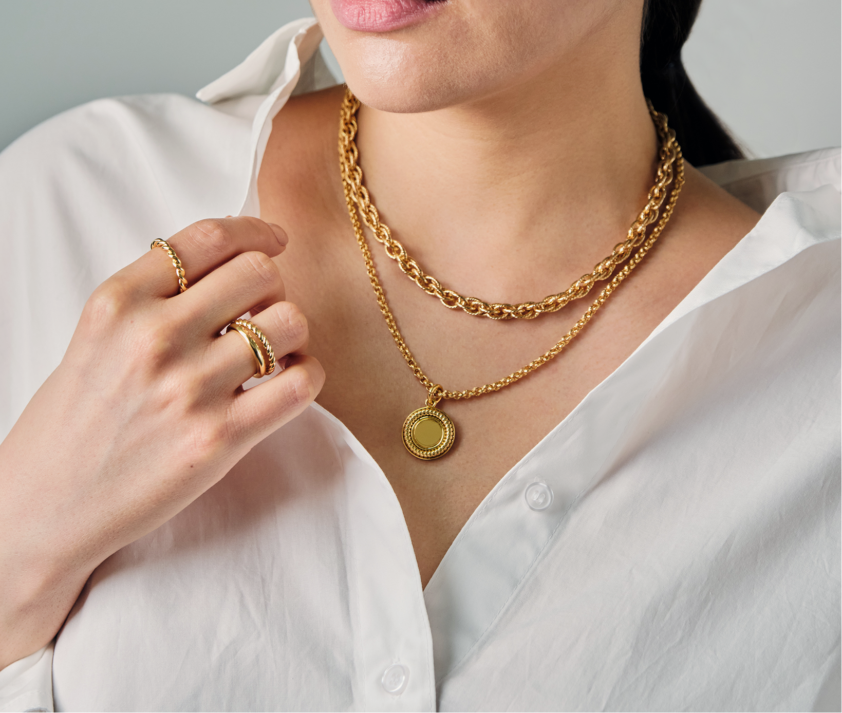 [18K] Austine Gold Medium Medallion Pendant Necklace